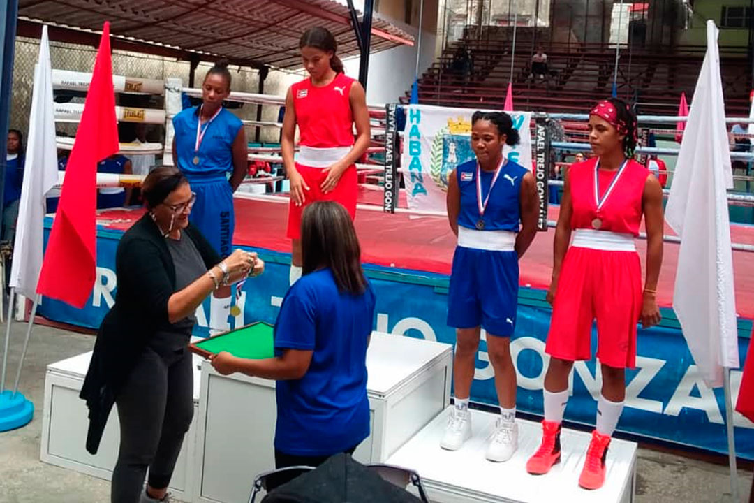 Melani Girado recibe la medalla de oro en los 60 kg.