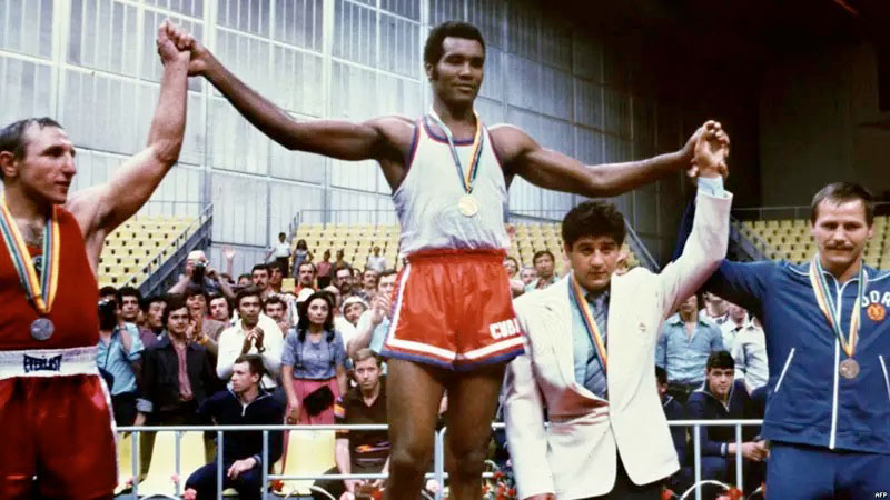  Teófilo Stevenson en lo más alto del podio de premiaciones de los Juegos Olímpicos de Moscú 1980.