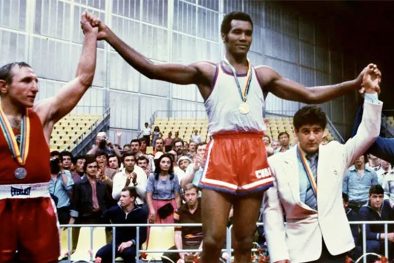 Teófilo Stevenson en lo más alto del podio de premiaciones de los Juegos Olímpicos de Moscú 1980.