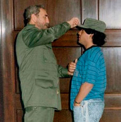 El entonces presidente cubano, Fidel Castro Ruz, coloca a Diego Armando Maradona su gorra. El entonces presidente cubano, Fidel Castro Ruz, coloca a Diego Armando Maradona su gorra.