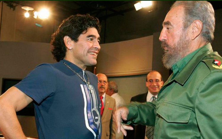 Fidel Castro Ruz y Diego Armando Maradona tras asistir a la Mesa Redonda el 27 de octubre de 2005. Fidel Castro Ruz y Diego Armando Maradona tras asistir a la Mesa Redonda el 27 de octubre de 2005.