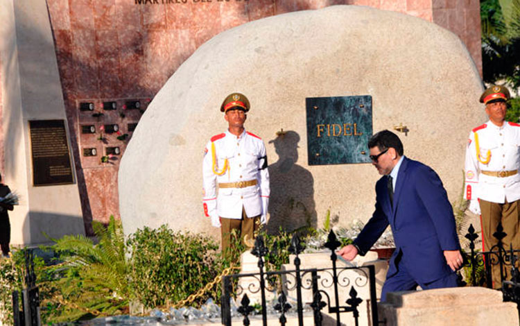 Diego Armando Maradona deposita una flor ante el monolito donde fueron colocadas las cenizas de Fidel. Diego Armando Maradona deposita una flor ante el monolito donde fueron colocadas las cenizas de Fidel.