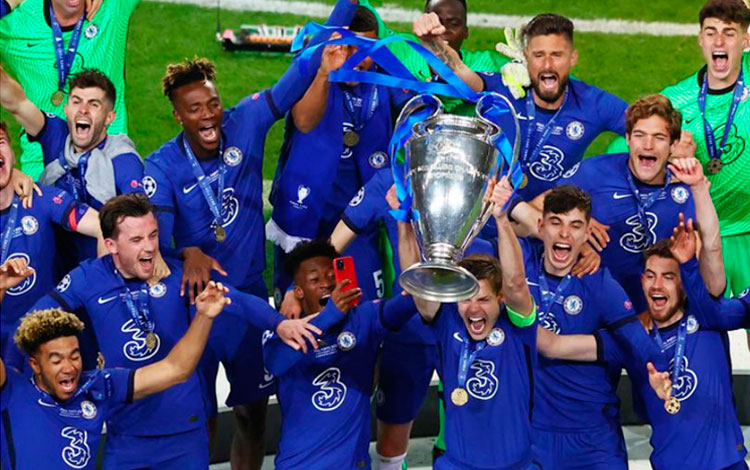 Jugadores del Chelsea celebran con la copa tras ganar la Champios Jugadores del Chelsea celebran con la copa tras ganar la Champios