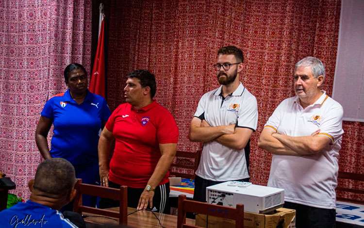 Representantes de la Academia de Fútbol de Palencia y dirigentes del deporte y del Inder en Villa Clara. Representantes de la Academia de Fútbol de Palencia y dirigentes del deporte y del Inder en Villa Clara.