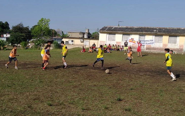 Niños de Santa Clara jugando fútbol. Niños de Santa Clara jugando fútbol.