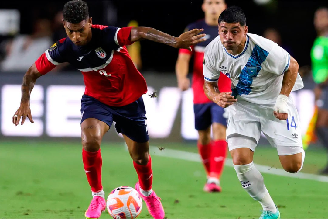El defensa cubano Modesto Méndez y el delantero guatemalteco Darwin Lom durante el partido correspondiente a la Copa de Oro de la CONCACAF. 