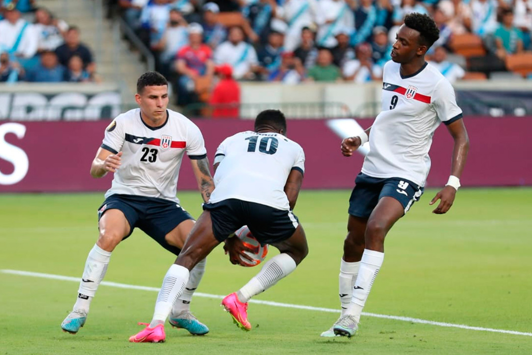 Arichel Hernández celebra el gol de penal contra Guadalupe.