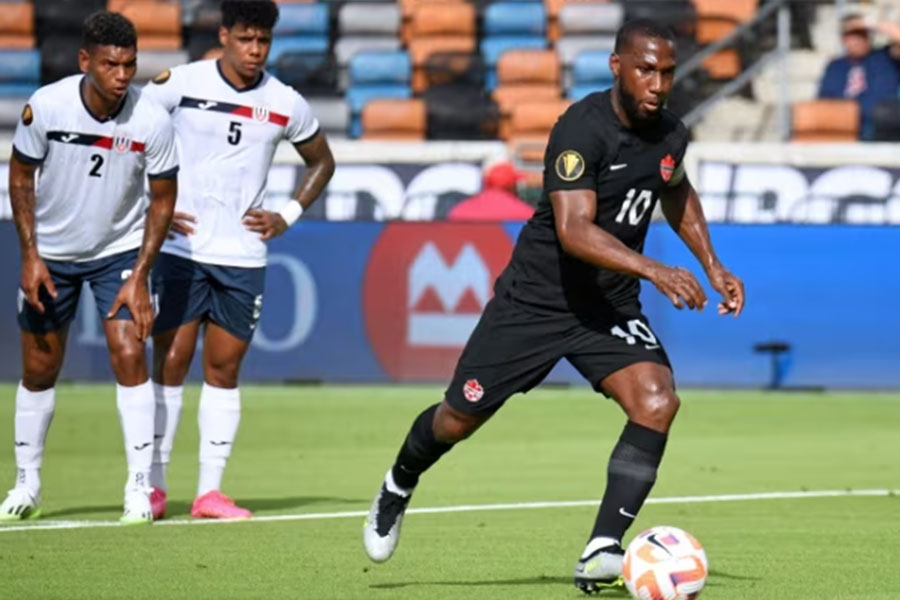 Junior Hoilett cobra penal por Canadá frente a Cuba.