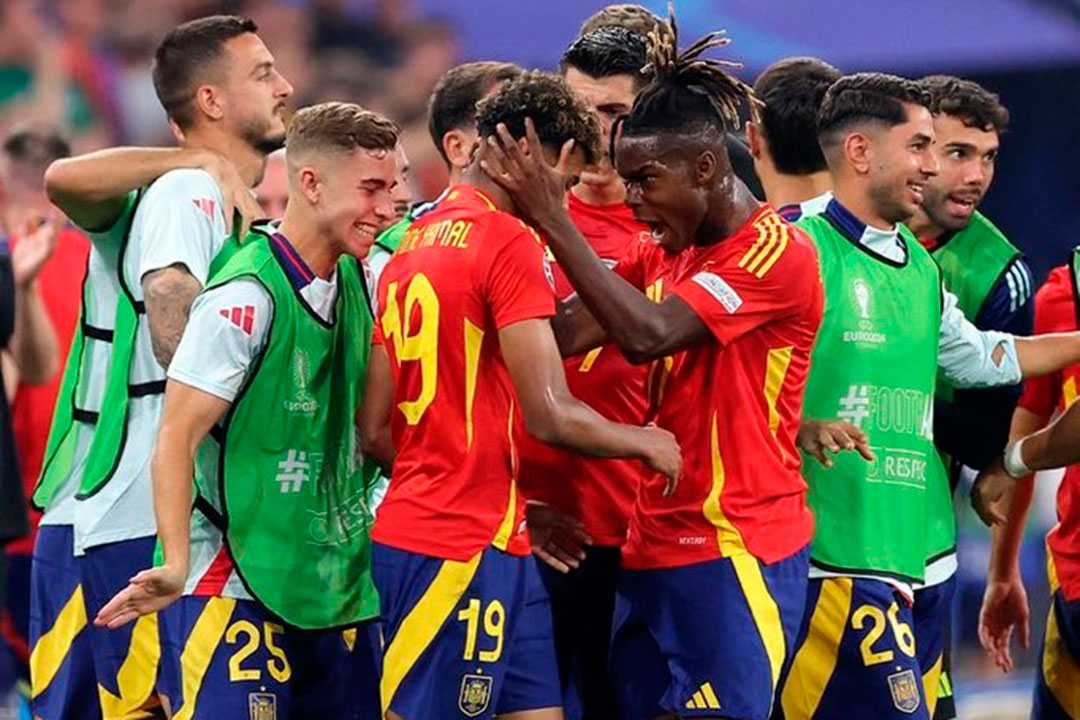 Nico celebra con Lamine, el jovencito que marcó un gol histórico contra Francia. (Foto: Tomada de Internet)