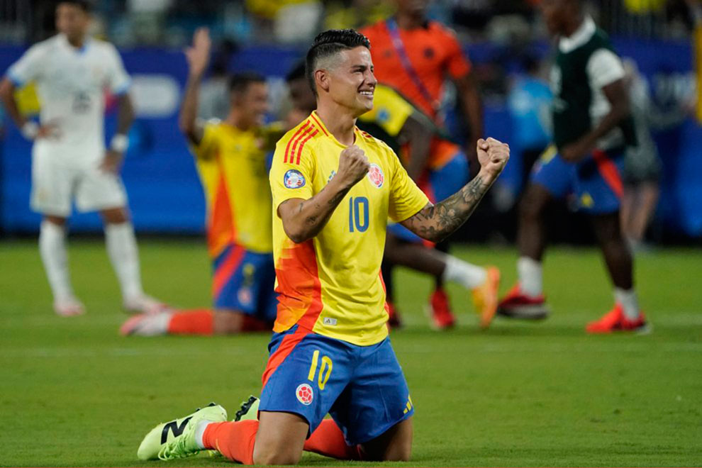 James Rodríguez celebra el triunfo de Colombia contra Uruguay.