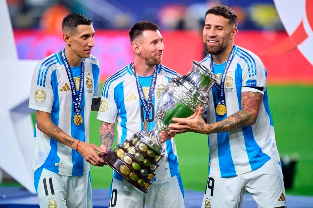 Di María, Messi y Otamendi celebran el bicampeonato argentino en la Copa América.