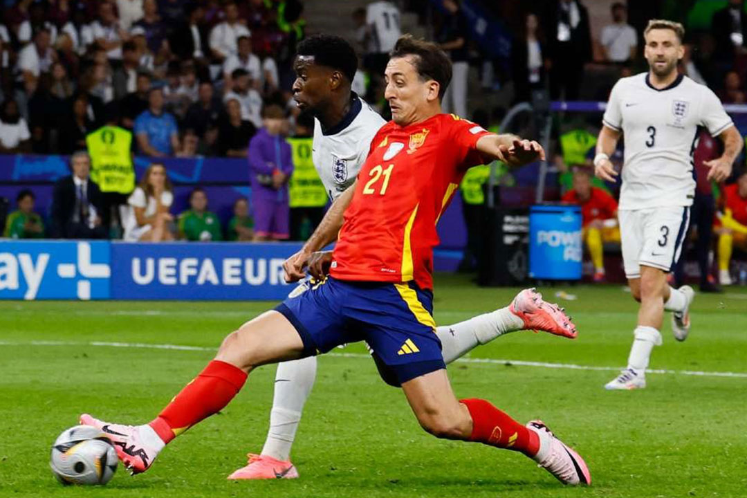 Mikel Oyarzabal anota gol contra Inglaterra.
