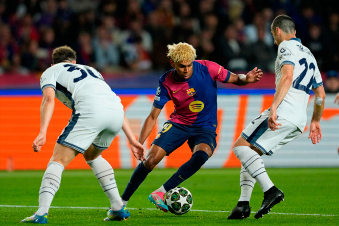 Lamine Yamal. jugador del Barcelona, entre futbolistas del Inter de Milán.
