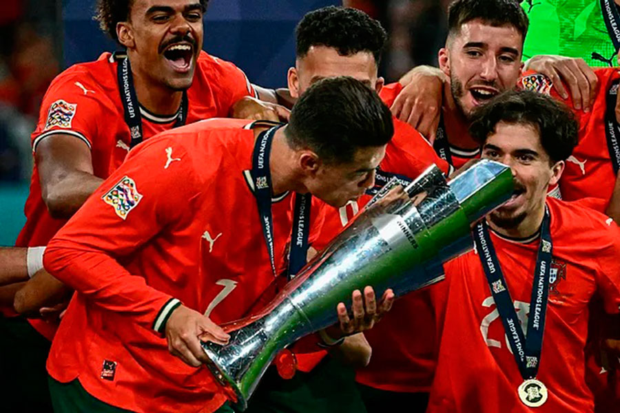 Cristiano Ronaldo besa el trofeo de la UEFA Nations League.