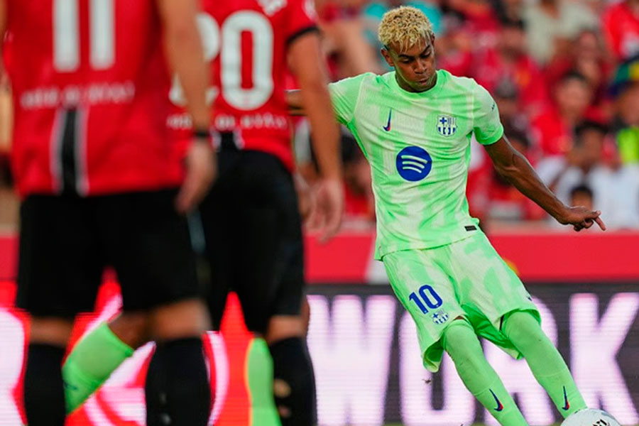 Lamine Yamal, juega con el Barcelona contra el Mallorca.