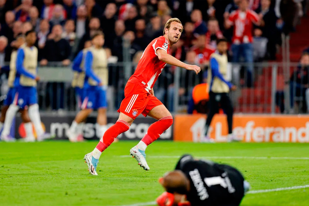 Harry Kane anotó dos de los tres goles del Bayern Múnich contra el Chelsea. 