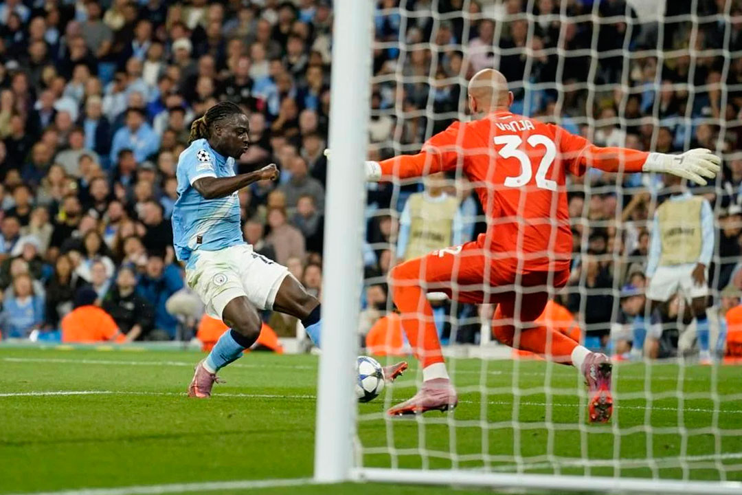 Jeremy Doku fue uno de los goleadores del Manchester contra el Napoli.