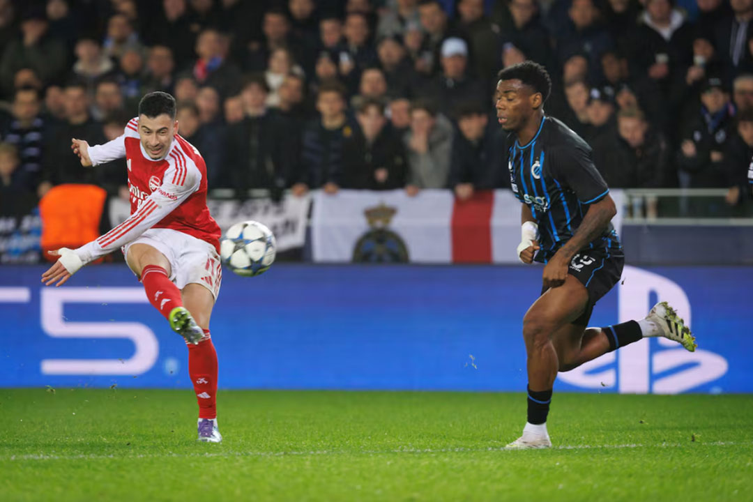 Gabriel Martinelli anota gol del Arsenal contra las Brujas.