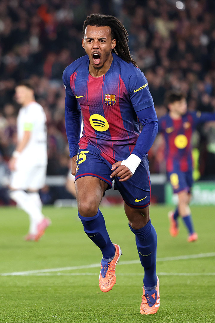 Jules Koundé en la victoria del Barcelona contra Frankfurt.