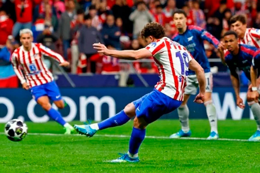 Julián Álvarez anotó de penal el empate entre para el Atlético de Madrid frente al Arsenal.