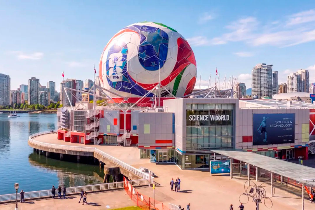 La cúpula de Science World, en Vancouver, ha sido transfomada en una réplica del Adidas Trionda 2026, el balón oficial de la Copa Mundial de Fútbol.