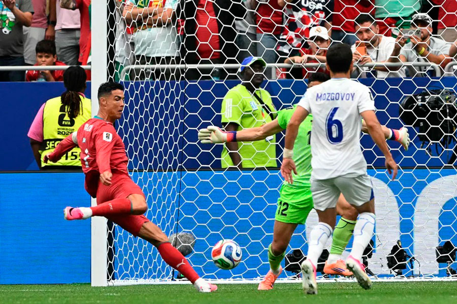 Ronaldo dispara gol contra Uzbekistán.