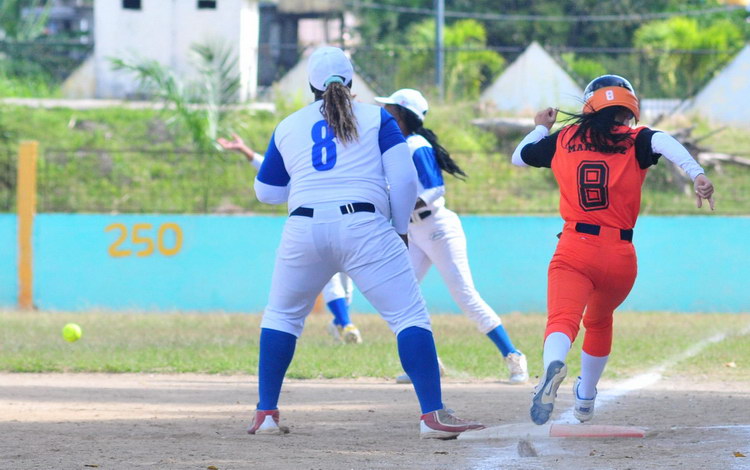 Anabel Martínez, número 8 del equipo Villa Clara de softbol.