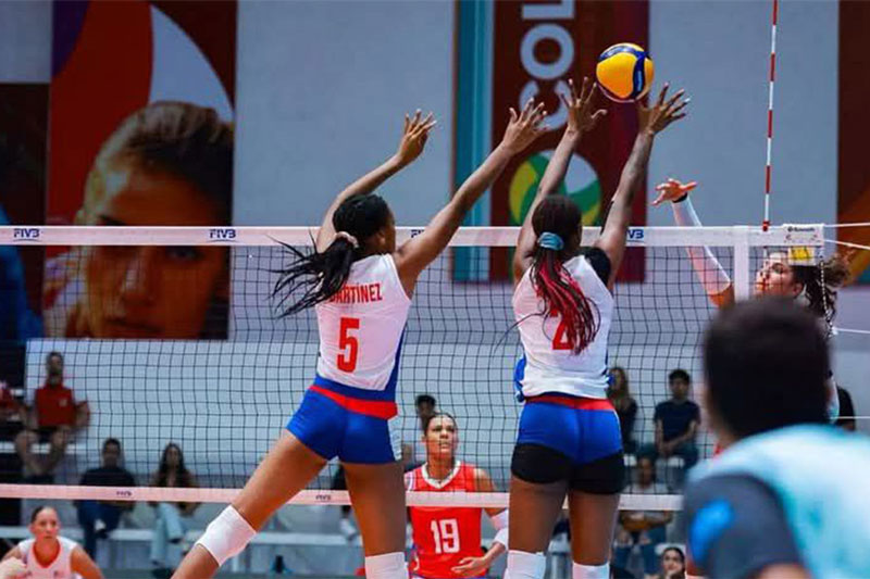 Momento del juego de Cuba contra Puerto Rico en la Copa Panamericana de Voleibol Colima 2025.