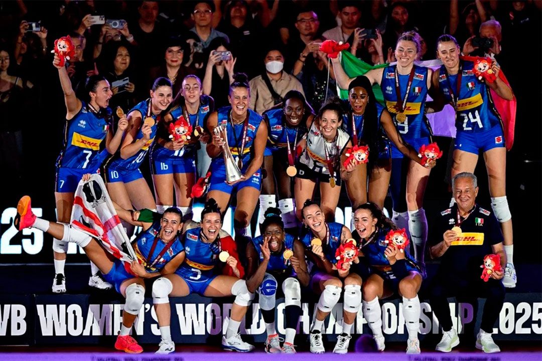 Equipo de Italia celebra el título del Campeonato Mundial de Voleibol.