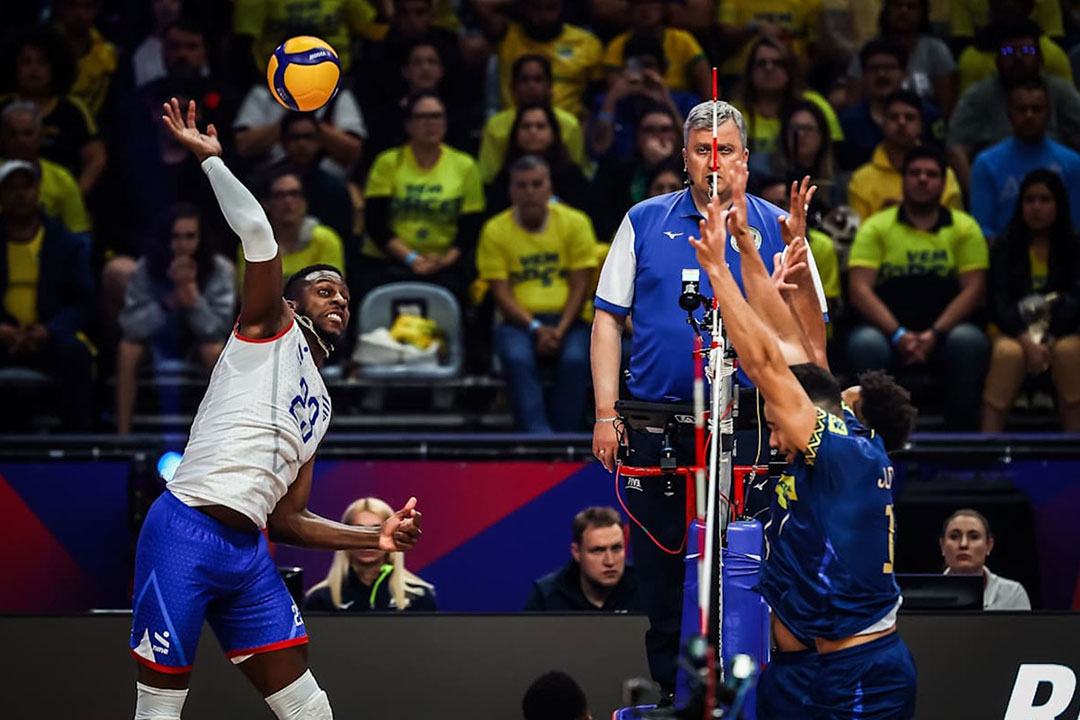 Voleibolista cubano Marlon Yant en juego contra Brasil.