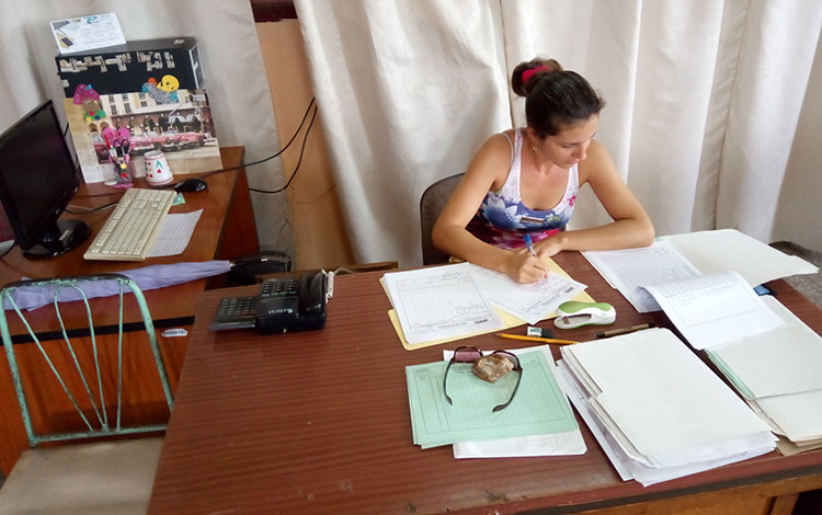 Trabajadora de la Oficina de Estadísticas de Santa Clara. Trabajadora de la Oficina de Estadísticas de Santa Clara.
