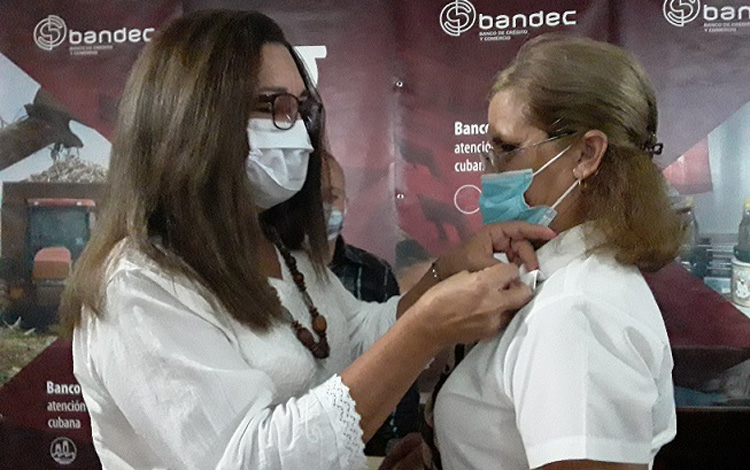 Emelina Báez Abrahantes, directora de Bandec en Villa Clara, hizo entrega del Sello por años de servicio a trabajadores de esa institución.