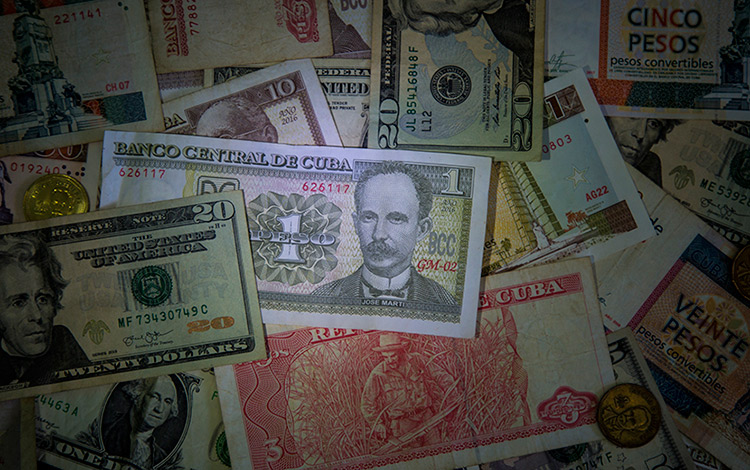 Billetes de moneda nacional de Cuba, CUC y moneda libremente convertible.