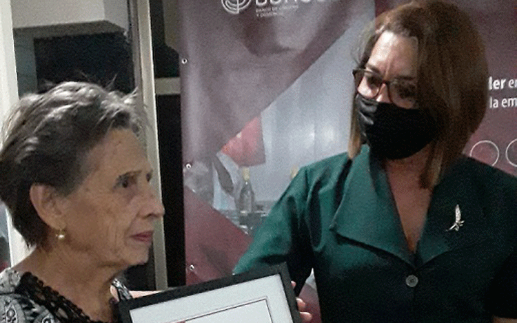 Por su entrega, compromiso, y años de labor, Nelia Cano Santana recibió el reconocimiento de sus compañeros de trabajo, de manos de Emelina Báez Abrahantes, directora de Bandec en Villa Clara.  