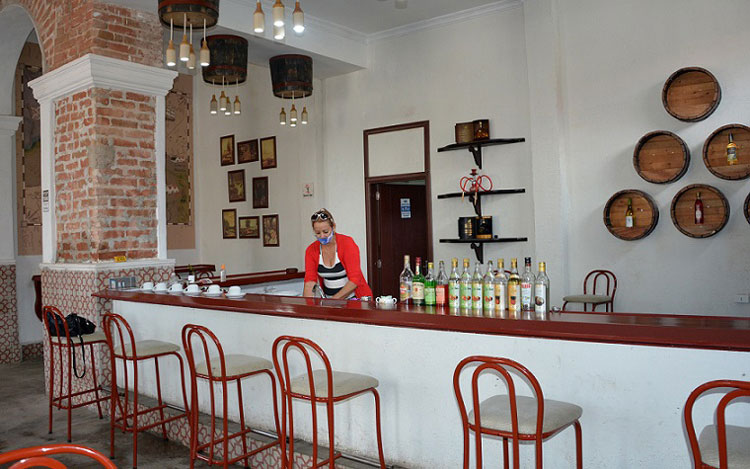 El centro gastronómico El Cañonazo, situado en el casco histórico de Santo Domingo, tiene una buena acogida entre los jóvenes. Abierto al 50 % de su capacidad para prevenir la COVID-19, la instalación oferta distintas especialidades de café y coctelería. El centro gastronómico El Cañonazo, situado en el casco histórico de Santo Domingo, tiene una buena acogida entre los jóvenes. Abierto al 50 % de su capacidad para prevenir la COVID-19, la instalación oferta distintas especialidades de café y coctelería.
