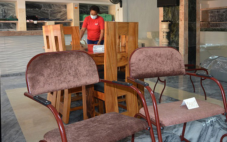 La tienda a plazos El Disloque, primera de su tipo inaugurada en Villa Clara, con ofertas de muebles y otros surtidos, resulta una nueva opción para los dominicanos, con la propuesta de muebles y otros bienes procedentes fundamentalmente del Fondo de Bienes Culturales. La tienda a plazos El Disloque, primera de su tipo inaugurada en Villa Clara, con ofertas de muebles y otros surtidos, resulta una nueva opción para los dominicanos, con la propuesta de muebles y otros bienes procedentes fundamentalmente del Fondo de Bienes Culturales.
