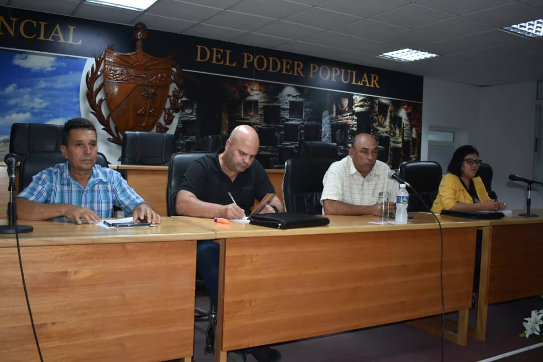Presidencia de la reunión con representantes de mypimes en Santa Clara