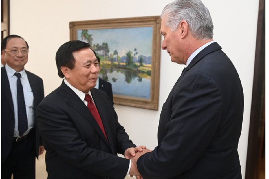 Miguel Díaz-Canel y empresarios vietnamitas