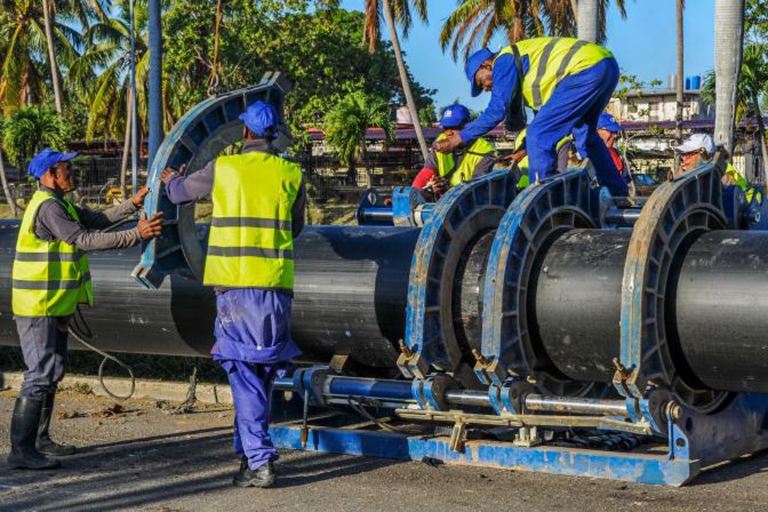 Trabajadores en una inversión hidráulica