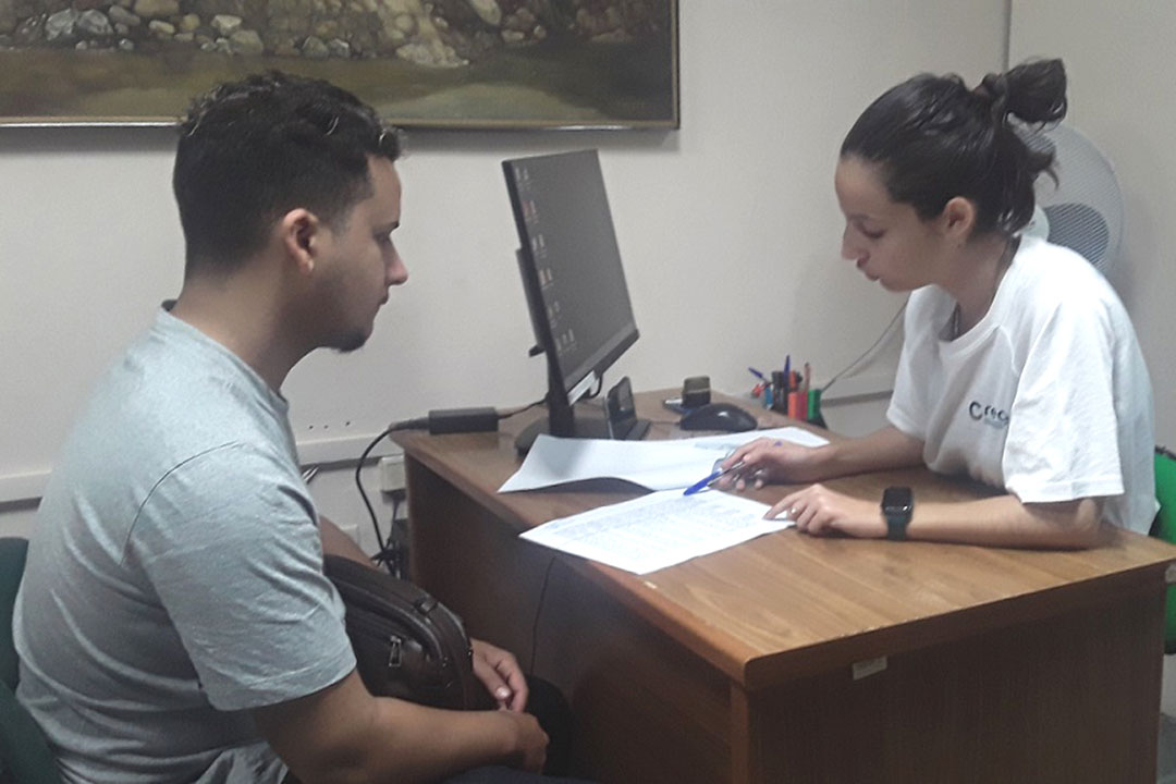 El joven Manuel Antonio Quintana Romero, uno de los nuevos actores de la economía, dedicado a la comercialización de bebidas y otros productos, firma contrato con el BPA.