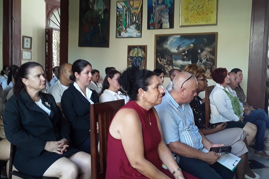 Participantes y presidencia del acto por el Día del Trabajador Bancario.