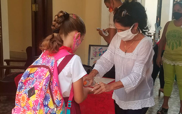 Desinfección de las manos a la entrada de una escuela en Santa Clara, en el reinicio del curso escolar.