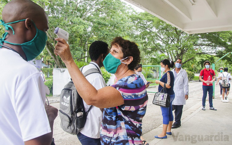 Toma de temperatura en la Universidad Médica de Villa Clara. Toma de temperatura en la Universidad Médica de Villa Clara.