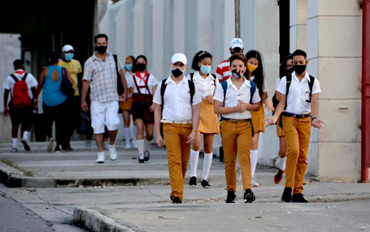 Estudiantes cubanos en el día de inicio del curso escolar 2020-2021.