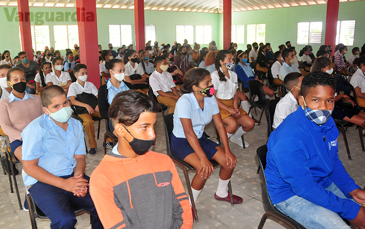 Estudiantes en el acto de inicio del curso escolar en la escuela secundaria básica Obdulio Morales Torres, en Jibacoa, Manicaragua. Estudiantes en el acto de inicio del curso escolar en la escuela secundaria básica Obdulio Morales Torres, en Jibacoa, Manicaragua.