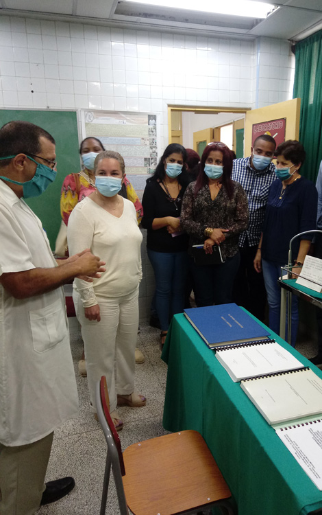  En el laboratorio de Cirugí­a experimental la primera secretaria conoció sobre los proyectos de colaboración internacional que pudieran comenzar próximamente en materia de desarrollo de medicamentos contra la Covid-19 y firmó el libro de visitas.