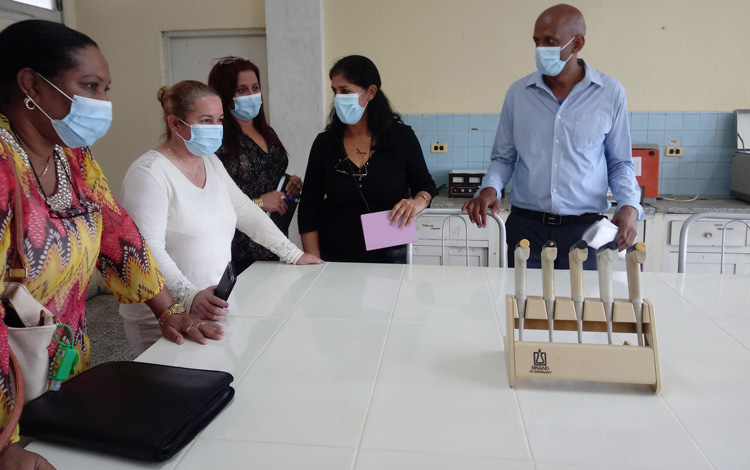 Yudí Rodríguez confirmó en su visita al Laboratorio de bioquímica de proteínas las mejoras estéticas del lugar y las condiciones de trabajo de los investigadores. Emilia Botello, directora de Ciencias e Innovación tecnológica explicó que los proyectos que se desarrollan en este centro van encaminados a la lucha contra el cáncer, hacia el programa materno infantil, la implementación del tratamiento de las células madres, y lo relacionado a los indicadores de salud pública.