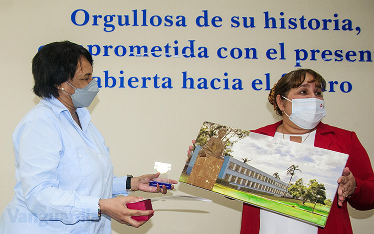 Miriam Nicado García, rectora de la Universidad de La Habana, recibe el reconocimiento Aniversario 65 de la  de la fundación de la Universidad Central «Marta Abreu» de Las Villas. 