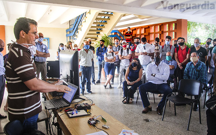 Autoridades docentes de la Universidad de La Habana visitan la Faculta de Eléctrica de la UCLV.
