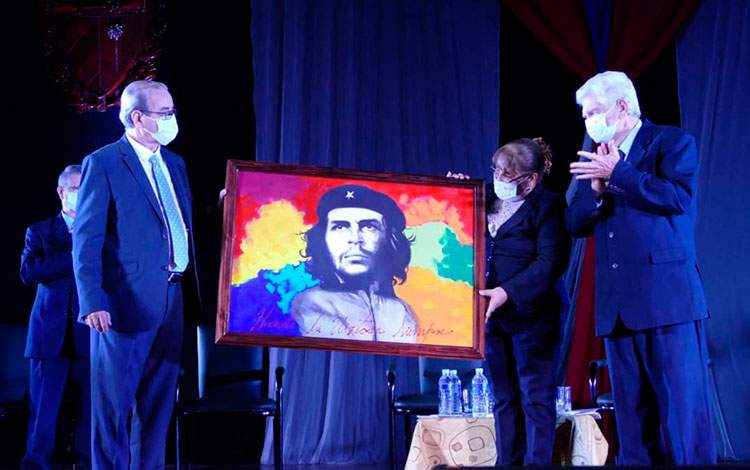 Doctor José Lus Garcí­a Cuevas recibe cuadro con imagen del Comandante Ernesto Che Guevara,